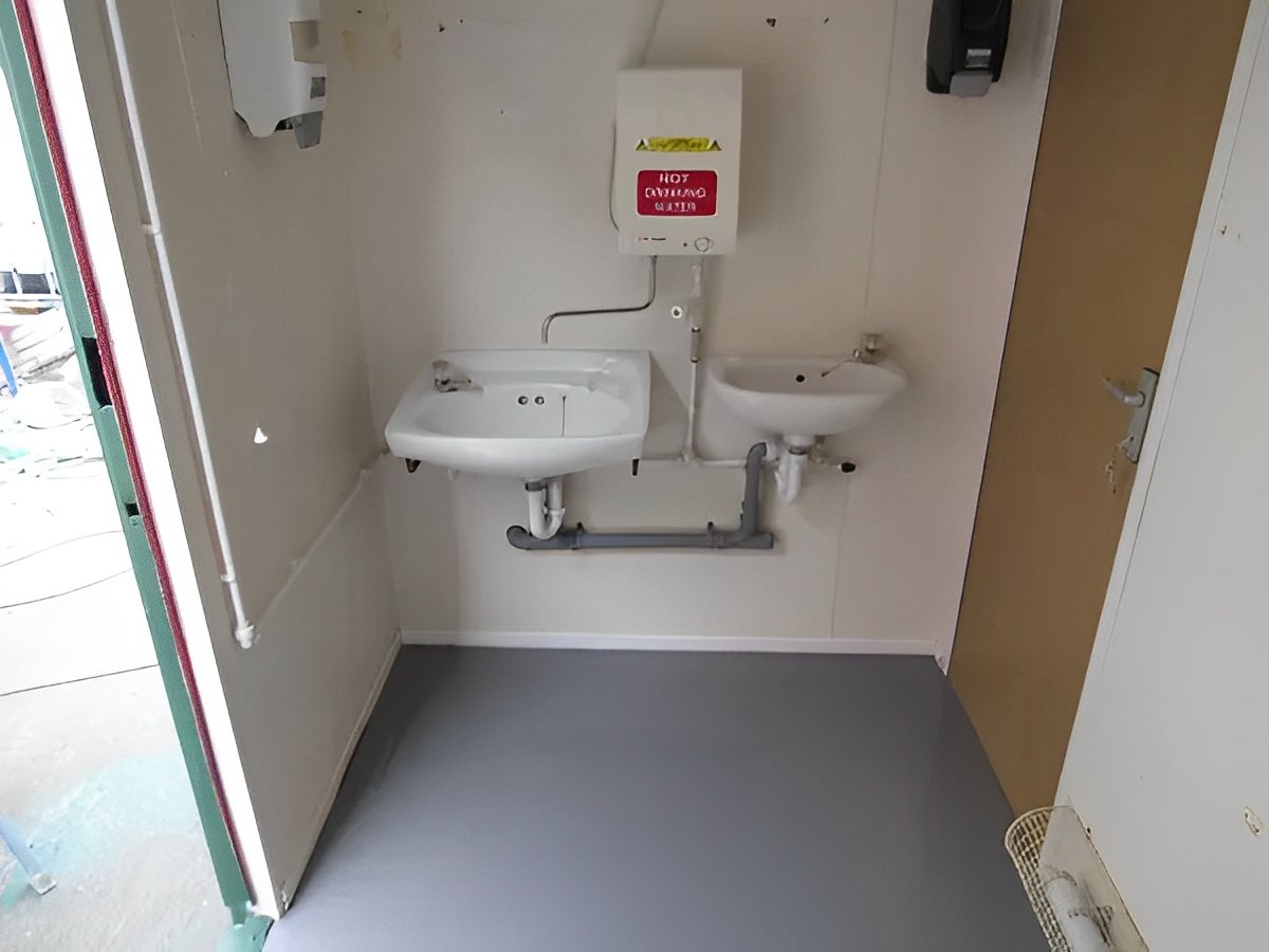 Stalen toiletcabine met 2+1 zitplaatsen, 3,66 m x 2,74 m – Image 7