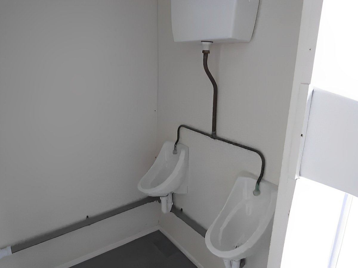 Stalen toiletcabine met 2+1 zitplaatsen, 3,66 m x 2,74 m – Image 5