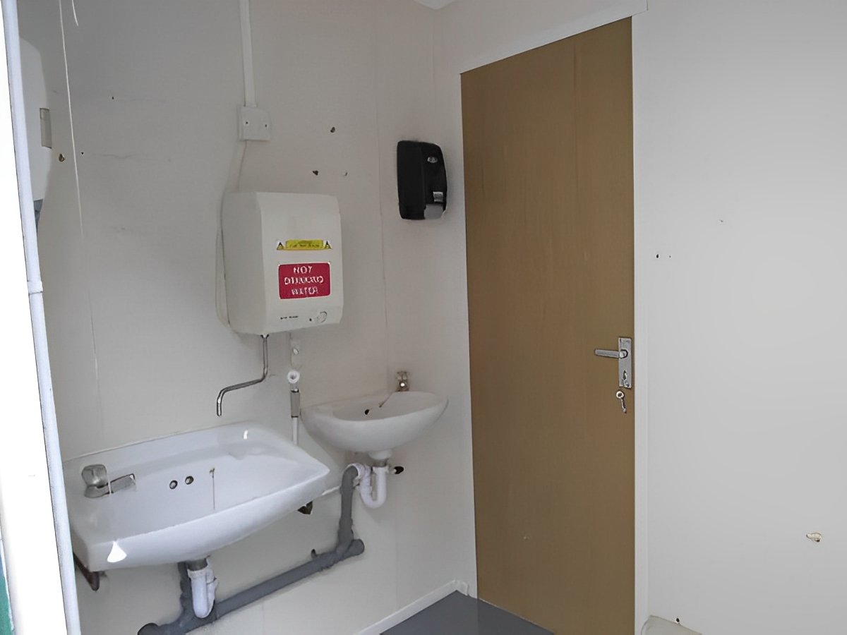 Stalen toiletcabine met 2+1 zitplaatsen, 3,66 m x 2,74 m – Image 9