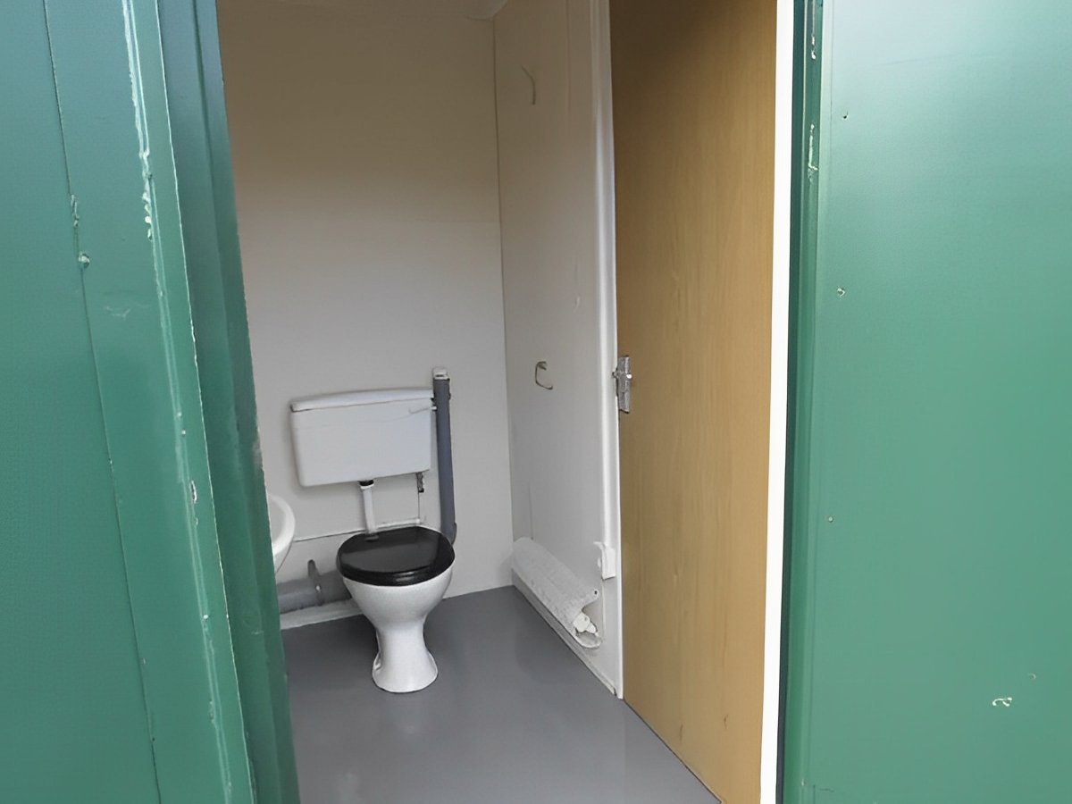 Stalen toiletcabine met 2+1 zitplaatsen, 3,66 m x 2,74 m – Image 4