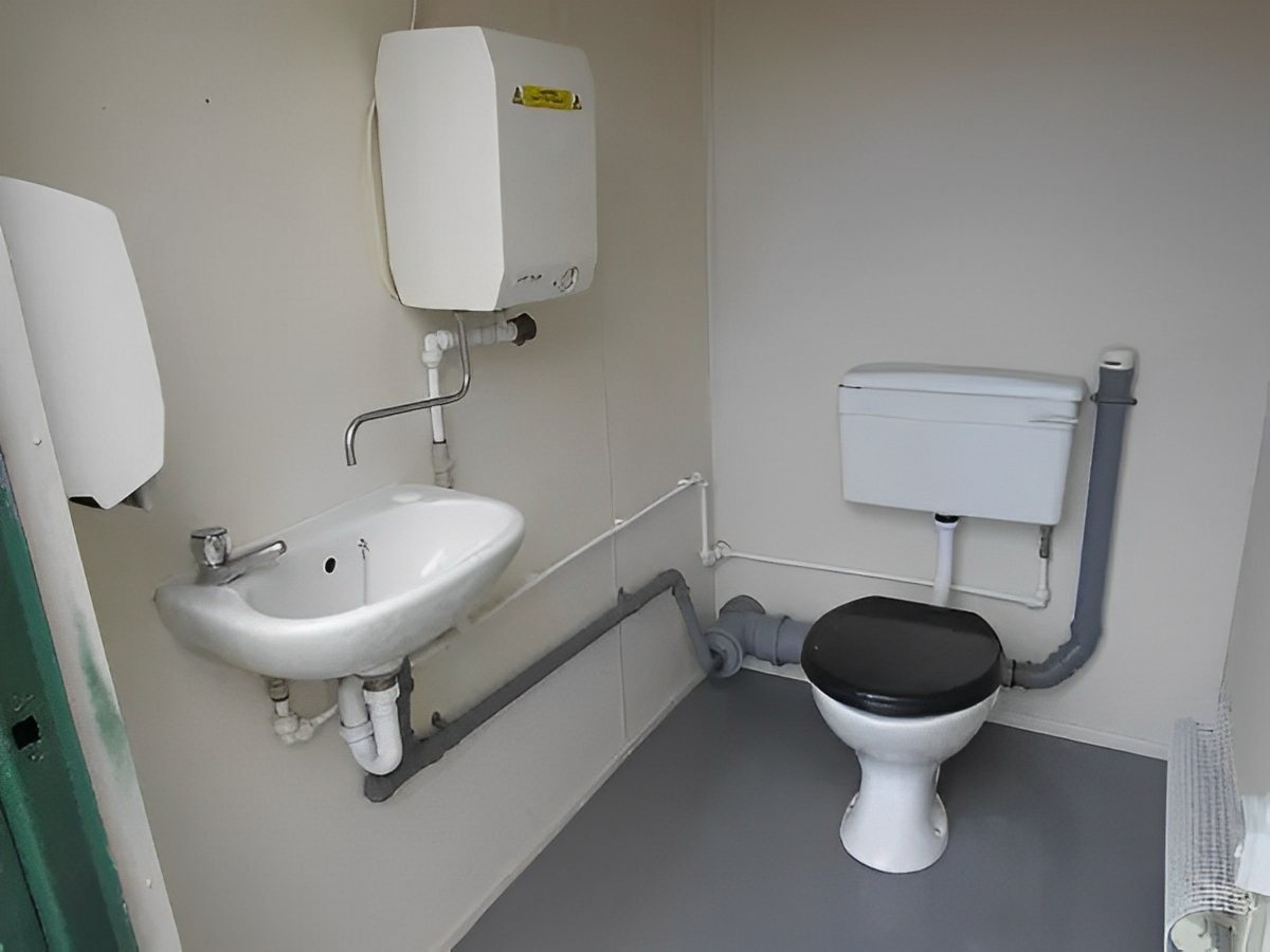 Stalen toiletcabine met 2+1 zitplaatsen, 3,66 m x 2,74 m – Image 8