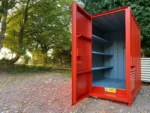 Beveiligde, inloopbare stalen opslagruimte voor chemicaliën/gevaarlijke materialen van 2,2 m x 1,6 m (7ft x 5ft).