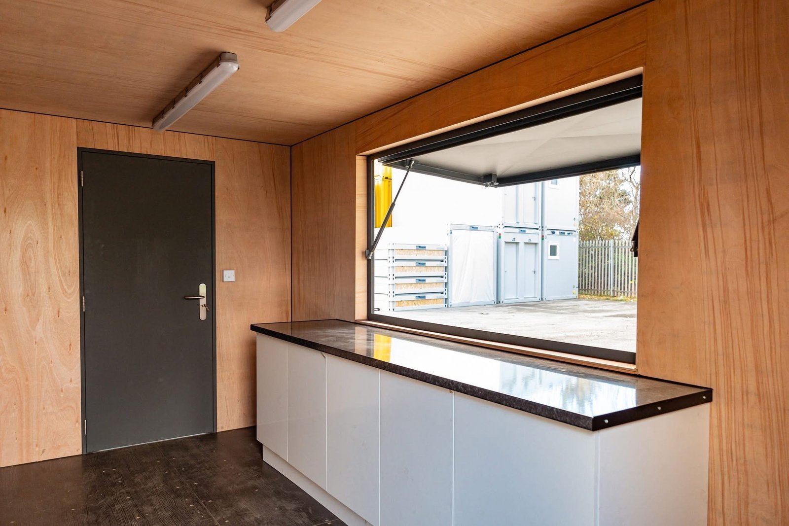 20ft containerkiosk op maat – volledig omgebouwd en klaar voor gebruik - obrazek 2