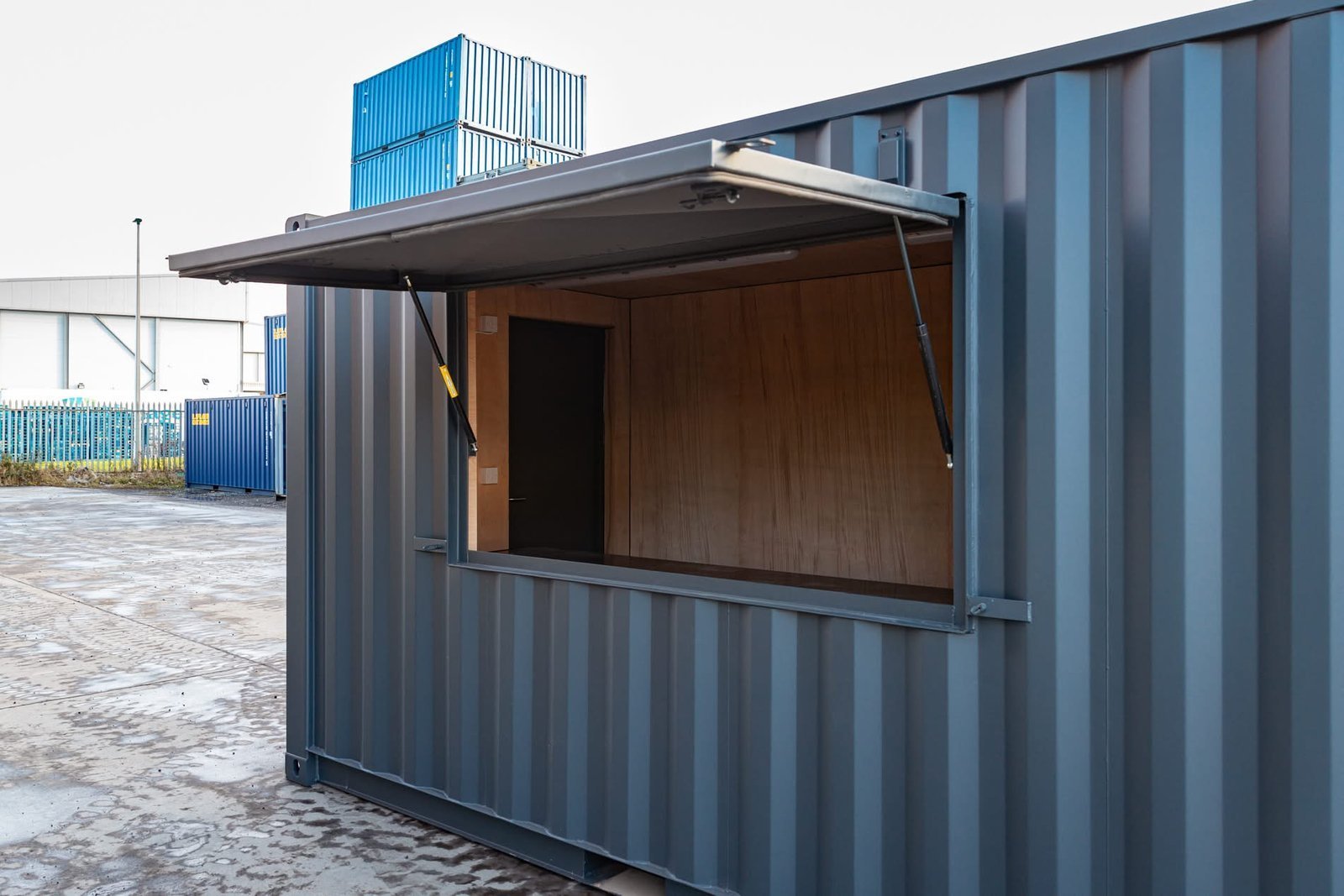 20ft containerkiosk op maat – volledig omgebouwd en klaar voor gebruik