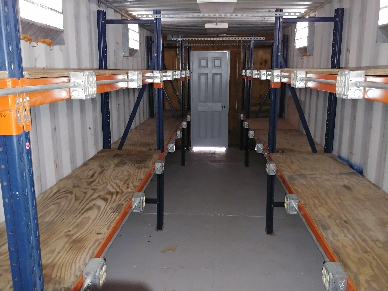 Winkel in een 40ft container - Klimaatgeregelde kantoorruimte + opslagruimte/stellingen voor inventaris – Bild 5
