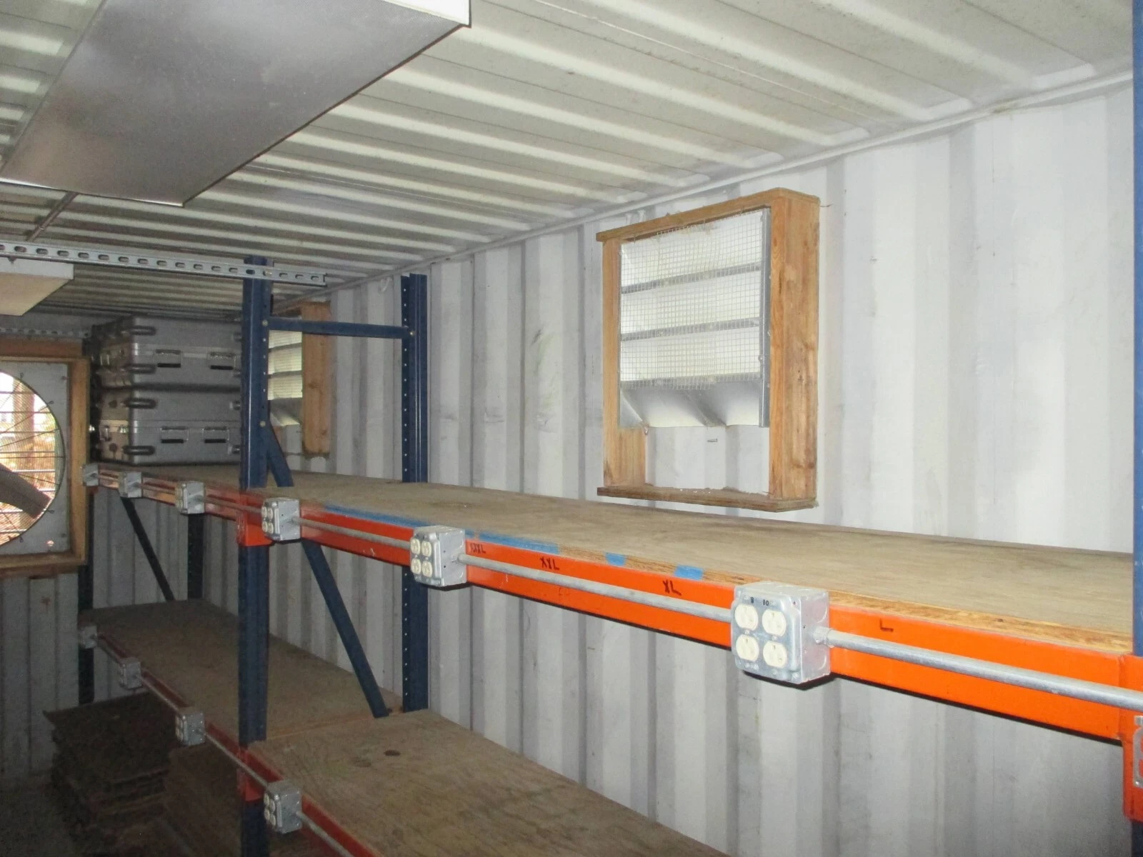 Winkel in een 40ft container - Klimaatgeregelde kantoorruimte + opslagruimte/stellingen voor inventaris – Bild 4