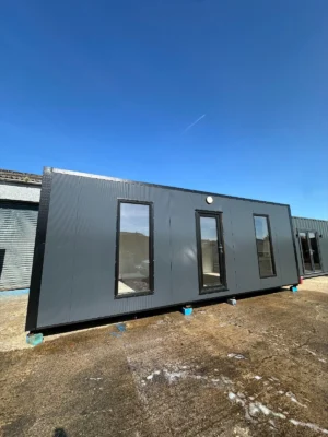 Kantoor van 7,5 x 3 meter met kitchenette/toilet.