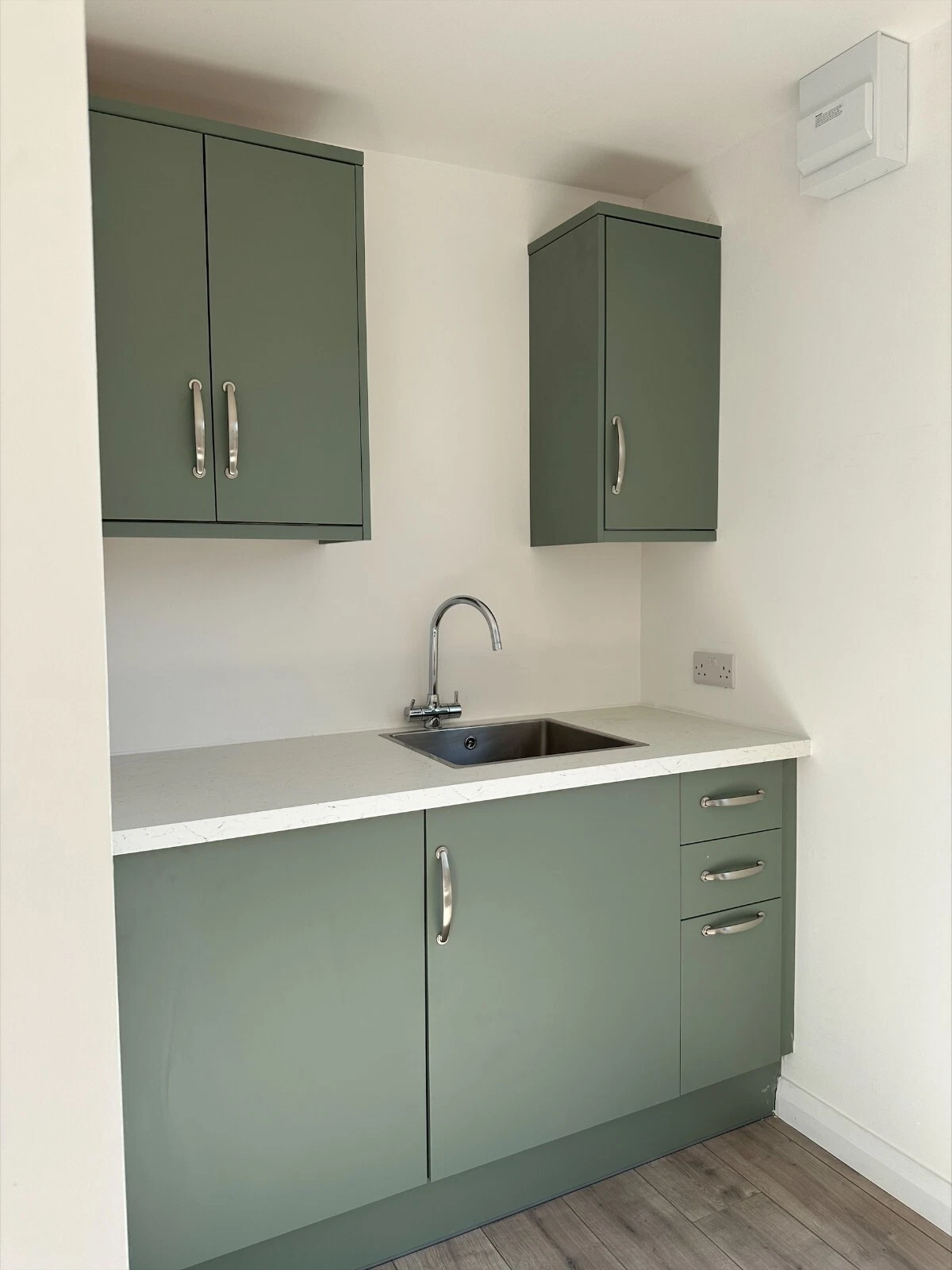 Kantoor van 7,5 x 3 meter met kitchenette/toilet. - الصورة 8