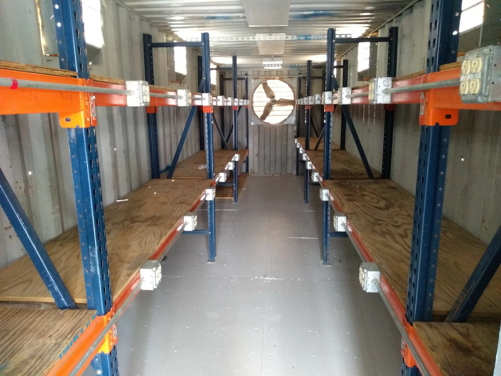Winkel in een 40ft container - Klimaatgeregelde kantoorruimte + opslagruimte/stellingen voor inventaris – Bild 10