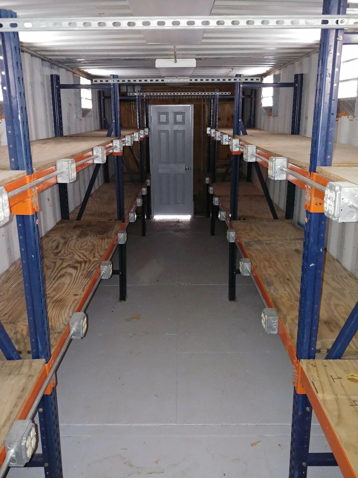 Winkel in een 40ft container - Klimaatgeregelde kantoorruimte + opslagruimte/stellingen voor inventaris – Bild 9