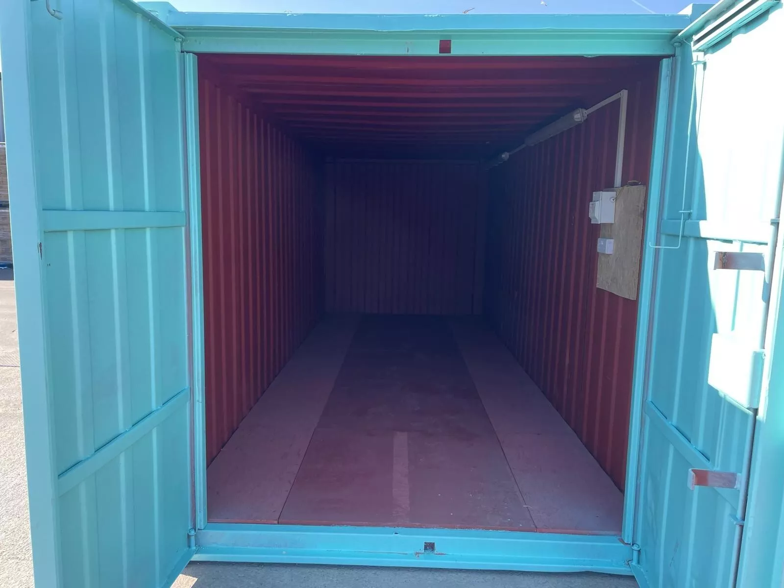 Vandalismebestendige opslagcontainer van 6 x 2,4 meter - Levering door heel het land - Afkomstig uit Salford
