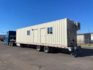 Kantoor in een 12 meter lange zeecontainer met een toilet dat toegankelijk is voor mensen met een handicap (ADA-toilet).