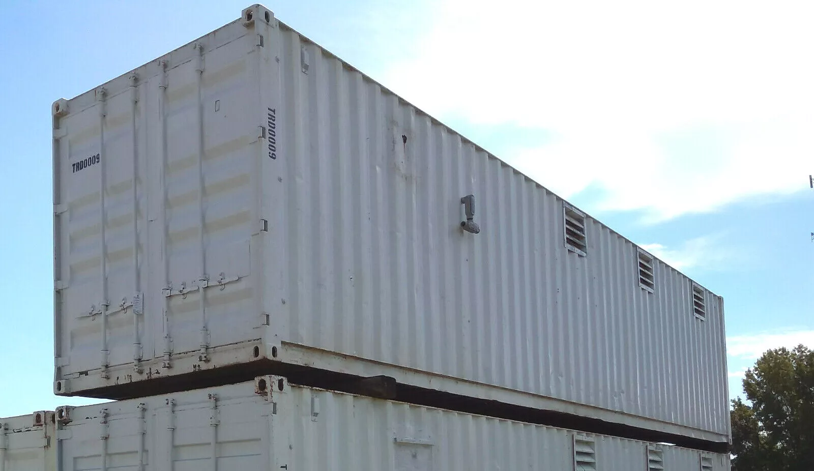 Winkel in een 40ft container - Klimaatgeregelde kantoorruimte + opslagruimte/stellingen voor inventaris