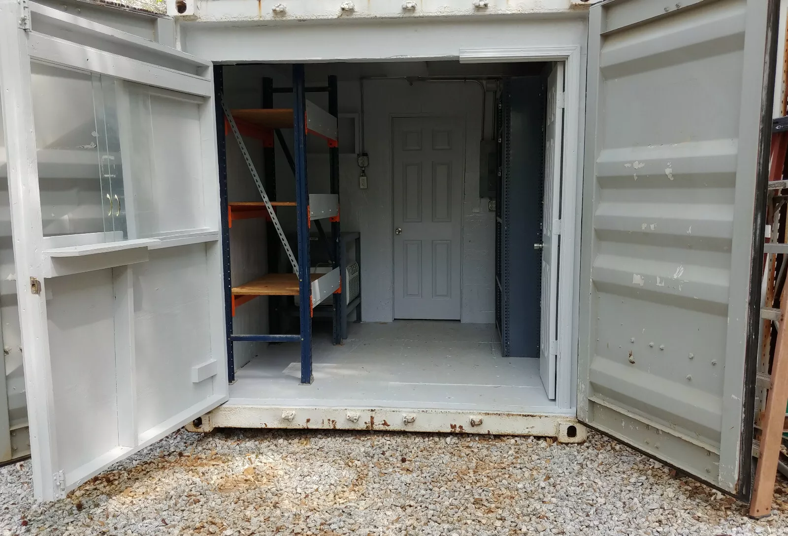 Winkel in een 40ft container - Klimaatgeregelde kantoorruimte + opslagruimte/stellingen voor inventaris – Bild 8