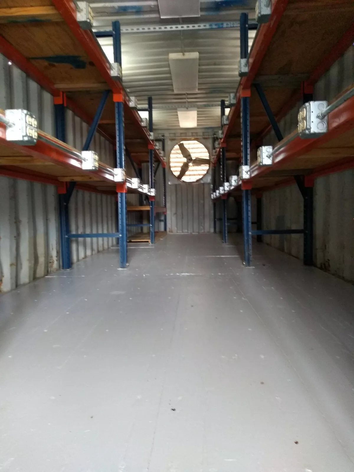 Winkel in een 40ft container - Klimaatgeregelde kantoorruimte + opslagruimte/stellingen voor inventaris – Bild 6