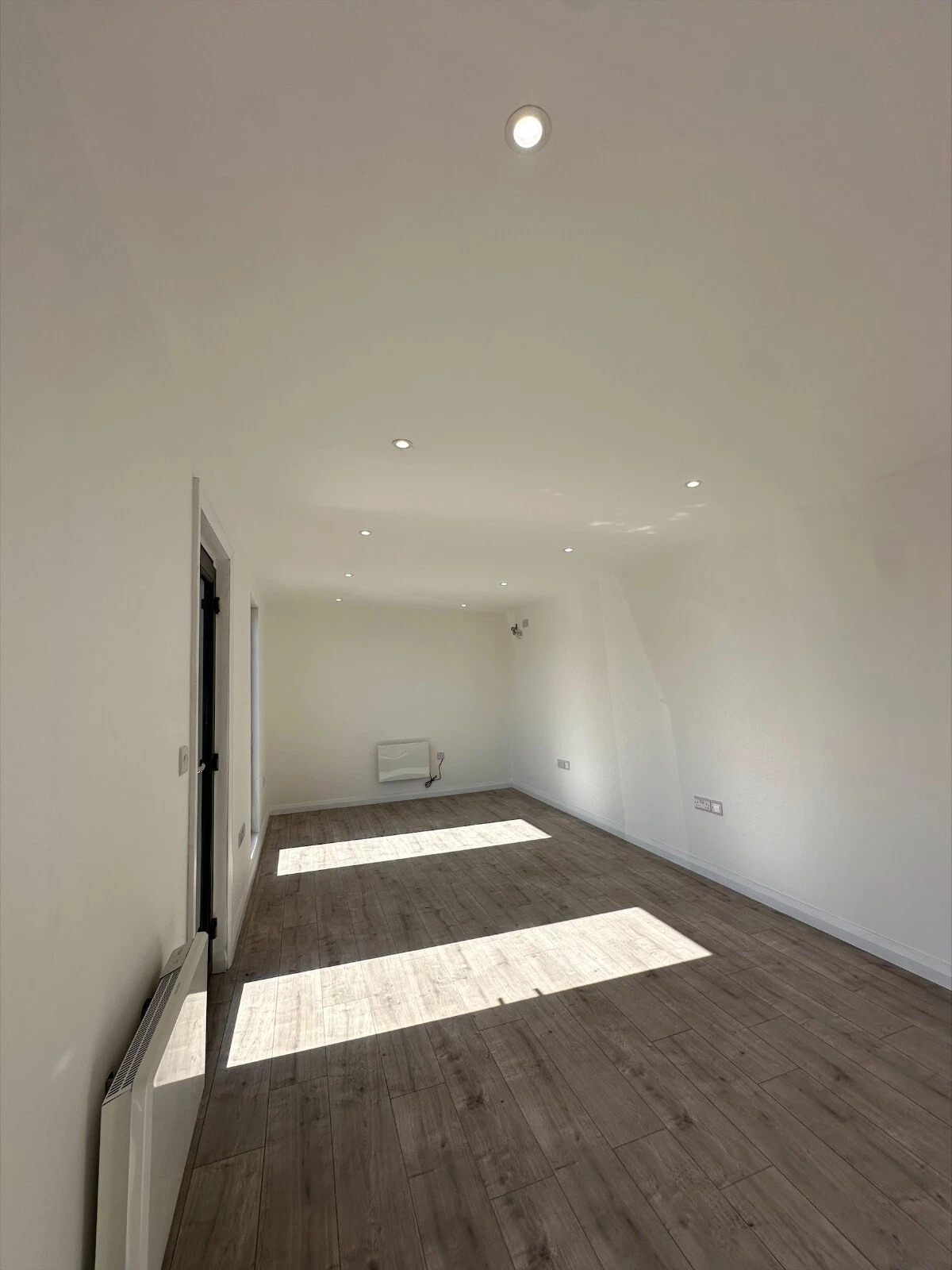 Kantoor van 7,5 x 3 meter met kitchenette/toilet. - الصورة 2